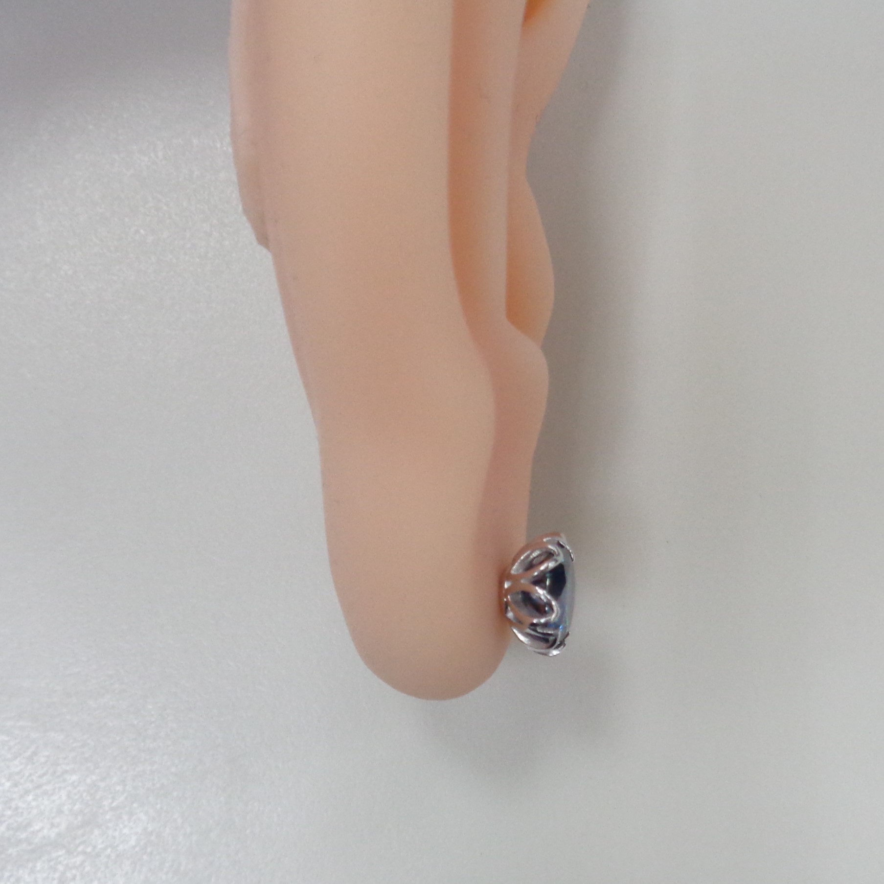 Серебряные серьги-пусеты с синими муассанитами